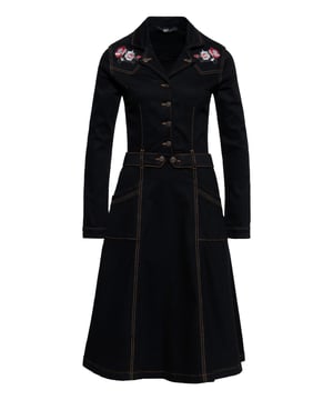 Entdecke das Denim Swingkleid von Queen Kerosin, eine perfekte Kombination aus klassischem Schwarz und zarter floraler Stickerei.   Ein besonderes Detail ist das Gürtelband an der Taille, verziert mit der Queen Kerosin Schriftzug- und Rosenstickerei, das sich vorn mit Knöpfen befestigen lässt.  Die Knopfleiste mit matten Metallknöpfen reicht bis zur Taille und fügt sich in den Denim-Stil mit seinen charakteristischen Kontrastnähten ein. Der Slim Fit im Kombination mit dem Swing-Rock unterstreicht die feminine Silhouette und dank des flexiblen Stoffes bietet das Kleid perfekte Bewegungsfreiheit, egal ob im Alltag oder auf der Tanzfläche.  Mit einem klassischen Kragen und dem Ärmelabschluss mit Knopf vereint dieses Kleid Stil und Funktionalität. Die langen Ärmel lassen sich praktisch hochkrempeln und mit einer Lasche und einem Knopf fixieren. Die zwei praktischen Eingrifftaschen runden das Design ab.  Tauche ein in die Welt des Vintage-Chics mit dem schwarzen Denim Swingkleid von Queen Kerosin. Es vereint klassische Eleganz mit einem Hauch von Romantik und es ist ein Ausdruck von Eleganz und Vintage-Charme für die moderne Frau.  QUEEN KEROSIN: Queen Kerosin steht für den amerikanischen Zeitgeist der 50er Jahre mit Rock'n'Roll Rockabilly, Motorrädern, Bikes, Hot Rod und allem was dazu gehört! Unsere Designs mit Vintage Charme bringen Dich zurück in die gute Zeit.DESIGN: Entdecke das Denim Swingkleid - eine perfekte Kombi aus klassischem Schwarz und zarter floraler Stickerei. Besondere Details wie das Gürtelband an der Taille, verziert mit der Queen Kerosin Schriftzug- und Rosenstickerei, eine Knopfleiste mit matten Metallknöpfen,  ein klassischer Kragen und dem Ärmelabschluss mit Knopf vereint dieses Kleid Stil und Funktionalität. Die Ärmel lassen sich praktisch hochkrempeln und mit einer Lasche und einem Knopf fixieren. Die zwei Eingrifftaschen runden das Design ab.PASSFORM: Der Slim Fit unterstreicht die feminine Silhouette.MATERIAL: Aus hochwertiger Baumwolle mit Stretchanteil hergestellt.