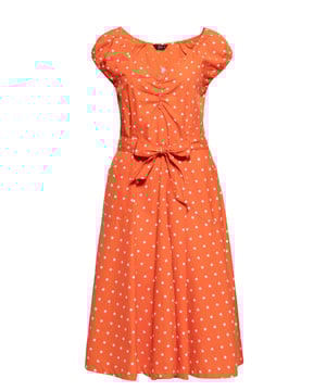 Let's talk about Dots! Mit diesem Swing Kleid mit Polka&Dots All-overPrint erfüllt Queen Kerosin den Traum einer jeden Vintage Queen. Ein absoluter Klassiker in Neuauflage! Der herzförmige Ausschnitt mit farblich angepasster Zierknopfleiste wird durch auf den Schultern ruhenden, leicht gerafften Kappenärmel feminin, verspielt in Szene gesetzt. Die taillierte Passform sowie der verstellbare abnehmbare Gürtel, welcher sich kess zu einer Schleife binden lässt, betont gekonnt die weiblichen Vorzüge. Ein unterlegter Resißverschluss am linken Rippenbogern erleichtert das Aus- und Ankleiden. Ab Taillenhöhe wird in eine fließende schwungvolle A-Linie, in typischer Midi-Länge übergeleitet, welche den charmanten Swing hervorhebt. Eckige Eingrifftaschen runden den authentischen 50s Look perfekt ab und verschaffen Stauraum für die nötigsten Kleinigkeiten. Hergestellt aus hochwertiger Bio-Baumwolle entsteht ein blickdichtes, luftiges Haut- und Tragegefühl unter dem Aspekt der Nachhaltigkeit. Kombiniert zu schwarzen Pumps und rotem Lippenstift ist dir ein unverwechselbarer Rockabella Auftritt garantiert.  QUEEN KEROSIN: Queen Kerosin steht für den amerikanischen Zeitgeist der 50er / 60er Jahre mit Rock'n'Roll Rockabilly, Motorrädern, Bikes, Hot Rod und allem was dazu gehört! Unsere Design mit Vintage Charme versetzen Dich zurück in die gute Zeit.DESIGN: Queen Kerosin präsentiert ihr Swing Kleid mit klassischem Polka&Dots All-over-Print. Die Neuauflage für den authentischen 50´s Vintage Look. Der charmante, herzförmige Ausschnitt mit Zierknopfleiste wird durch auf den Schultern ruhenden, leicht gerafften Kappenärmel stilvoll in Szene gesetzt.PASSFORM: Die feminin taillierte Passform sowie der verstellbare, abnehmbare Gürtel, welcher sich kess zu einer Schleife binden lässt, betont stilvoll die Vorzüge der weiblichen Silhouette. Ab Taillenhöhe wird in eine fließende, schwungvolle A-Linie, und die typisch Falten werfende Midi-Länge übergeleitet. Der unterlegte Reißverschluss am linken Rippenbogen erleichtert das Aus- und Ankleiden optimal.MATERIAL: Hergestellt aus hochwertiger, blickdichter, reiner Bio Baumwolle unter dem Aspekt der Nachhaltigkeit.KOMBINATIONSMÖGLICHKEITEN: Kombiniert zu schwarzen Pumps und rotem Lippenstift ist Dir ein unverwechselbarer Rockabella Auftritt garantiert.LIEFERUMFANG: Das Swing Kleid ist in den Größen XS S M L XL XXL 3XL und 4XL erhältlich.