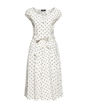 Let's talk about Dots! Mit diesem Swing Kleid mit Polka&Dots All-overPrint erfüllt Queen Kerosin den Traum einer jeden Vintage Queen. Ein absoluter Klassiker in Neuauflage! Der herzförmige Ausschnitt mit farblich angepasster Zierknopfleiste wird durch auf den Schultern ruhenden, leicht gerafften Kappenärmel feminin, verspielt in Szene gesetzt. Die taillierte Passform sowie der verstellbare abnehmbare Gürtel, welcher sich kess zu einer Schleife binden lässt, betont gekonnt die weiblichen Vorzüge. Ein unterlegter Resißverschluss am linken Rippenbogern erleichtert das Aus- und Ankleiden. Ab Taillenhöhe wird in eine fließende schwungvolle A-Linie, in typischer Midi-Länge übergeleitet, welche den charmanten Swing hervorhebt. Eckige Eingrifftaschen runden den authentischen 50s Look perfekt ab und verschaffen Stauraum für die nötigsten Kleinigkeiten. Hergestellt aus hochwertiger Bio-Baumwolle entsteht ein blickdichtes, luftiges Haut- und Tragegefühl unter dem Aspekt der Nachhaltigkeit. Kombiniert zu schwarzen Pumps und rotem Lippenstift ist dir ein unverwechselbarer Rockabella Auftritt garantiert.  QUEEN KEROSIN: Queen Kerosin steht für den amerikanischen Zeitgeist der 50er / 60er Jahre mit Rock'n'Roll Rockabilly, Motorrädern, Bikes, Hot Rod und allem was dazu gehört! Unsere Design mit Vintage Charme versetzen Dich zurück in die gute Zeit.DESIGN: Queen Kerosin präsentiert ihr Swing Kleid mit klassischem Polka&Dots All-over-Print. Die Neuauflage für den authentischen 50´s Vintage Look. Der charmante, herzförmige Ausschnitt mit Zierknopfleiste wird durch auf den Schultern ruhenden, leicht gerafften Kappenärmel stilvoll in Szene gesetzt.PASSFORM: Die feminin taillierte Passform sowie der verstellbare, abnehmbare Gürtel, welcher sich kess zu einer Schleife binden lässt, betont stilvoll die Vorzüge der weiblichen Silhouette. Ab Taillenhöhe wird in eine fließende, schwungvolle A-Linie, und die typisch Falten werfende Midi-Länge übergeleitet. Der unterlegte Reißverschluss am linken Rippenbogen erleichtert das Aus- und Ankleiden optimal.MATERIAL: Hergestellt aus hochwertiger, blickdichter, reiner Bio Baumwolle unter dem Aspekt der Nachhaltigkeit.KOMBINATIONSMÖGLICHKEITEN: Kombiniert zu schwarzen Pumps und rotem Lippenstift ist Dir ein unverwechselbarer Rockabella Auftritt garantiert.LIEFERUMFANG: Das Swing Kleid ist in den Größen XS S M L XL XXL 3XL und 4XL erhältlich.