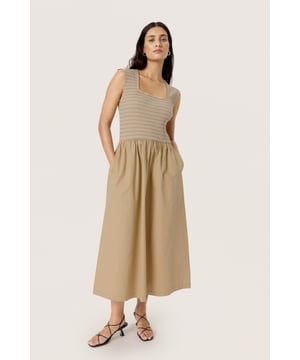 Feminine,Regular taille,6/8 lengte,Schouder bandjes  Fijne was 30°, niet bleken, niet in de droger drogen, Druipnat ophangen, koud strijken max. 110° C, Niet droog reinigen  95% Katoen,5% Elastaan