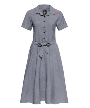 Das Queen Kerosin Blusenkleid ist das perfekte Kleidungsstück für alle Rockabellas da draußen! Mit seinem angesagten Hahnentrittmuster und dem Retro-Design wird es garantiert zum Hingucker auf jeder Party. Das Kleid hat eine Midi-Länge und eine A-Linie, die deine Figur perfekt in Szene setzt. Der Reverskragen verleiht dem Kleid einen eleganten Touch, während die seitlichen Eintrittaschen praktisch sind und Platz für all deine Essentials bieten. Die Knopfleiste bis zur Taille ermöglicht dir ein einfaches An- und Ausziehen und der verstellbare sowie abnehmbare Gürtel sorgt dafür, dass du das Kleid ganz nach deinem Geschmack stylen kannst. Auf der linken Schulter sowie auf dem Gürtel hinten befindet sich eine coole Logostickerei von Queen Kerosin. Das Blusenkleid ist in einem Slim Fit geschnitten und passt sich somit perfekt deiner Figur an. Hol dir jetzt das Queen Kerosin Blusenkleid und rocke den Vintage-Look wie nie zuvor!  QUEEN KEROSIN: Du liebst und lebst den Lifestyle der amerikanischen 50er Jahre? Du stehst auf Hot Rod, Motorräder, Biker, Rock'n'Roll, Tattoos, Rockabilly und alles was dazu gehört? Wir auch! Wir kombinieren authentische Designs im vintage und retro Stil mit hochwertigen Materialen für ein tolles Tragegefühl und top Qualität. So kannst Du die wilden, rockigen Zeiten der 50's erneut zum Leben erwecken!DESIGN: Charakteristisches und authentisches Damen Swing Kleid von Queen Kerosin, mit Hahnentrittmuster, seitliche Eingrifftaschen, verstellbarem, abnehmbarem Taillengürtel im Vintage-Stil. PASSFORM: Femininer und lässiger Style durch den slim fit Schnitt.MATERIAL: Robuste, hautfreundliche Baumwollmischung mit Viskose.KOMBINATIONSMÖGLICHKEITEN: Besonders gut kombinierbar zu Pumps oder derben Boots.LIEFERUMFANG: Das Swingkleid ist in den Größen XS S M L XL XXL 3XL und 4XL erhältlich.