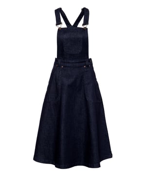 Ein richtiges Juwel für alle, die dem Workwear Charme der 50er Jahre verfallen sind: Der Queen Kerosin Latzrock aus robustem Denim! Der taillierte Swingrock in A-Linie wird nach unten hingehend weiter, so dass der Rock glockig schwingen kann. Das wertige Jeansgewebe fühlt sich super auf der Haut an und trägt zu einem tollen Komfort bei. Taschen vorne, hinten und auf dem Latz in Kombination mit den Gürtelschlaufen erweisen sich als super praktisch und ergeben den legeren Look. Geschlossen wird der Rock per Reißverschluss an der Seite und die Träger lassen ich ja nach Bedarf verstellen, so ist der optimale Sitz gewährleistet. Ein authentisch cooles Teil, das vor allem zu einem engen Longsleeve und Boots für einen super Auftritt sorgt.  QUEEN KEROSIN: Du liebst den wilden Lifestyle der 50er Jahre in den USA? Wir auch! Darum sind unsere authentischen Vintage-Designs mit Motorräder, Rock'n'Roll, Rockabilly, Hotrod und so weiter, an die vergangene Zeit angelehntDESIGN: Süßer Damen Swing Latzrock von Queen Kerosin mit dezenter Stickerei, praktischen Taschen und verstellbaren Trägern. Rock im authentischen Vintage Design  PASSFORM: Feminine A-Linie mit tailliertem, engem Sitz und weitem Saum. Für den perfekten Sitz lassen sich die Träger in der Länge verstellen  MATERIAL: Elastisches, robustes, langlebiges Denim Gewebe KOMBINATIONSMÖGLICHKEITEN: Super süß zum engen Longsleeve für einen authentischen retro Workwear Look!LIEFERUMFANG: Eine Lieferung enthält einen Damen Queen Kerosin Swing Latzrock in XS S M L XL oder XXL