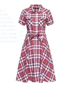 Charakteristisch und authentisch präsentiert Queen Kerosin sein Blusen-Swing-Kleid im angesagten 50's Lumberjack Workwear Style. Das Kurzarmdress verfügt über viele Details wie seitliche Eingrifftaschen sowie zwei Brusttaschen. Der typische Reverskragen geht Nahtlos in eine durchgängige Knopfleiste in der Front über. Der lockere Slim-Fit, kombiniert mit einer schwungvollen A-Linie und Midi-Länge wirkt lässig und feminin zugleich. Ein verstellbarer, abnehmbarer Taillengürtel verleiht eine angenehme, weibliche Silhouette. Die hochwertige Baumwollmischung ermöglicht angenehmes Haut- und Tragegefühl. Also, worauf wartest du? Kombiniere dein neues Must-have zu Pumps und Red Lipstick oder mit derben Boots im Worker Look.  QUEEN KEROSIN: Du liebst und lebst den Lifestyle der amerikanischen 50er Jahre? Du stehst auf Hot Rod, Motorräder, Biker, Rock'n'Roll, Tattoos, Rockabilly und alles was dazu gehört? Wir auch! Wir kombinieren authentische Designs im vintage und retro Stil mit hochwertigen Materialen für ein tolles Tragegefühl und top Qualität. So kannst Du die wilden, rockigen Zeiten der 50's erneut zum Leben erwecken!DESIGN: Charakteristisches und authentisches Damen Swing Kleid von Queen Kerosin mit aufgesetzten Brusttaschen, seitliche Eingrifftaschen, verstellbarem, abnehmbarem Taillengürtel im Vintage-Stil. Die Workwear Style in Midi A-Linie mit durchgängiger Knopfleiste ein absolutes It-Piece der neuen Kollektion!PASSFORM: Femininer und lässiger Style durch den slim fit Schnitt.MATERIAL: Robuste, hautfreundliche Baumwollmischung mit Viskose.KOMBINATIONSMÖGLICHKEITEN: Besonders gut kombinierbar zu Pumps oder derben Boots.LIEFERUMFANG: Das Swingkleid ist in den Größen XS S M L XL XXL 3XL und 4XL erhältlich.