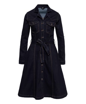 Entdecke dein neues Lieblingsstück mit dem Denim Workwear Swingkleid von Queen Kerosin. In einem klassischen Dark Blue Wash präsentiert sich dieses Vintage-Kleid als perfekte Mischung aus zeitlosem Stil und modernem Komfort. Das Swingkleid kombiniert eine durchgehende Knopfleiste mit matten Metallknöpfen, die an traditionelle Workwear erinnern, mit kontrastfarbigen Nähten, die die unvergängliche Schönheit des Denim-Stils hervorheben. Das Workwear-Kleid zeichnet sich durch seine Swing-Rock-Silhouette aus, die eine schmeichelhafte Betonung der Taille ermöglicht, unterstützt durch ein abnehmbares Bindeband. Der Elastananteil sorgt für bequeme Bewegungsfreiheit, ideal für den aktiven Alltag oder das Tanzparkett. Mit einem klassischen Kragen, praktischen seitlichen Eingrifftaschen und einem ästhetischen Ärmelabschluss mit Knopf kombiniert dieses Kleid Stil und Funktionalität auf unnachahmliche Weise. Die zwei aufgesetzten Brusttaschen mit Patte und Knopf, veredelt durch eine metallene "QK" Zierapplikation auf der linken Tasche, fügen eine praktische Note hinzu. Du kannst die langen Ärmel mühelos hochkrempeln und mit einer stilvollen Lasche und einem Knopf fixieren, ideal für jede Jahreszeit. Das Queen Kerosin Denim Workwear Swingkleid ist mehr als nur ein Kleidungsstück – es ist eine Hommage an die Vergangenheit, gestaltet für die moderne Frau. Erlebe die Eleganz und den Komfort des Vintage-inspirierten Designs, das deine Persönlichkeit in jedem Detail widerspiegelt.  QUEEN KEROSIN: Queen Kerosin steht für den amerikanischen Zeitgeist der 50er Jahre mit Rock'n'Roll Rockabilly, Motorrädern, Bikes, Hot Rod und allem was dazu gehört! Unsere Designs mit Vintage Charme bringen Dich zurück in die gute Zeit.DESIGN: In einem klassischen Dark Blue Wash präsentiert sich das Denim Workwear Swingkleid als perfekte Mischung aus zeitlosem Stil und modernem Komfort. Kombiniert durch eine durchgehende Knopfleiste mit matten Metallknöpfen mit kontrastfarbigen Nähten. Mit einem klassischen Kragen, praktischen seitlichen Eingrifftaschen, abnehmbaren Bindeband und einem ästhetischen Ärmelabschluss mit Knopf kombiniert dieses Kleid Stil und Funktionalität. Zwei aufgesetzte Brusttaschen mit Patte und Knopf und die mühelos hochkrempelbaren Ärmel mit Lasche und einem Knopf runden des Design ab.PASSFORM: Der Slim Fit unterstreicht die feminine Silhouette.MATERIAL: Aus hochwertiger Baumwolle mit Stretchanteil hergestellt.