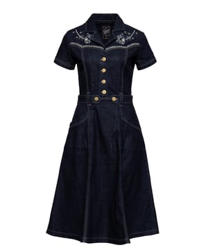 Find me wehre the wild things are! Mit diesem Jeanskleid im Western-Style von Queen Kerosin bringt ihr definitiv den ein oder anderen Cowboy im Sattel zu schwanken. Die hochwertige kontrastierten floralen Stickereien setzen in Verbindung mit dem dunklen festen Denim für einen besonderen Eyecatcher. Die Passung ist Slim-Fit, welche durch eine schwungvolle A-Linie und eine Midi-Länge im Rockbereich aufgelockert wird und zu einem spontanen "Line-Dance" oder im Saloon einlädt. Das Kurzarmkleid hat einen Revers kragen und eine durchgehende Knopfleiste mit metallenen Logo knöpfen, welche im Dekolletee beginnt und in Bauchnabelhöhe endet. Der abnehmbare Gürtel umspielt gekonnt die weibliche Silhouette und. Die seitlichen Eingriffstaschen verleihen dem ganzen einen lässigen Akzent. Ein nahtverdeckter Reißverschluss oberhalb der linken Hüfte erleichtern das Aus- und Ankleiden. Die Kombination aus Baumwolle und einem leichten Anteil an Stretch sorgen für ein angenehmes, bequemes Tragegefühl. Ob authentisch zu Cowboystiefeln oder chic zu deinen Lieblings-Pumps, könnte dein Auftritt selbst "Billy the Kid" den Revolver im Halfter vergessen lassen.  QUEEN KEROSIN: Rock'n'Roll, Rockabilly, Hot Rod, Tattoos, Biker,... Diese Attribute lassen sich auf den Lifestyle der 50er Jahre genauso gut wie auf die Kultmarke Queen Kerosin beziehen! Mit unseren authentischen Designs lassen wir das damalige Lebensgefühl heute wieder aufleben.DESIGN: Dieses figurbetonte Denim Kleid im Western-Style von Queen Kerosin verführt jeden Vintage-Liebhaber! Es verfügt über einen metallene Logo Knopfleiste in der Front, einen verstellbaren Gürtel an Taille sowie kontrastierende florale Stickereien.PASSFORM: Der Slim-Fit bis zur Taille im Übergang zu einer A-Linie im Rockbereich betont gekonnt die weiblichen Kurven und erzielt mit den seitlichen Eingriffstaschen eine gewisse Lässigkeit.MATERIAL: Der robuste Denim besteht aus Baumwolle mit leichten Stretch Anteil, welcher für einen angenehmen Tragekomfort sorgt.KOMBINATIONSMÖGLICHKEITEN: Ob authentisch zu Cowboystiefeln oder chic zu deinen Lieblings-Pumps wird dieses Kleid zu einem absoluten It-Piece.LIEFERUMFANG: Dieses Western-Jeanskleid ist in den Größen XS S M L XL & 4 XL erhältlich.