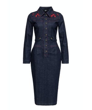 Red Roses, like your lips... ; )! Das Kurven betonende Langarm Jeanskleid von Queen Kerosin setzt deine femininen Vorzüge durch seine kontrastierten florale Strickerei im Western-Style besonders gekonnt in Szene! Der klassische Vintage "Pencil-Dress" Schnitt schafft eine sexy Silhouette. Bestehend aus einem hochwertigem robusten Denim mit leichtem Stretch-Anteil entsteht ein angenehmer, langlebiger Haut.- und Tragekomfort. Zahlreiche Details wie kontrastierende Absteppungen, florale akzentuierte Stickereien sowie ein klassischer Reverskragen machen das Kleid zu einem absoluten Must-have. Ein weiteres Highlight des Kleides ist die durchgehende Knopfleiste in der Front sowie der abnehmbare Taillen-Gürtel mit Logo-Stickerei hinten, die den authentischen Vintage-Look betont und gekonnt abrunden. Egal ob chic zu Pumps oder lässig zu Cowboy-Stiefeln, mit diesem stilvollen Western-Kleid sind alle Blicke im Saloon auf dich gerichtet ; ).  QUEEN KEROSIN: Rock'n'Roll, Rockabilly, Hot Rod, Tattoos, Biker, ... Diese Attribute lassen sich auf den Lifestyle der 50er Jahre genauso gut wie auf die Kultmarke Queen Kerosin beziehen! Mit unseren authentischen Designs lassen wir das damalige Lebensgefühl heute wieder aufleben. DESIGN: Dieses sexy Pencil Jeanskleid von Queen Kerosin verführt jeden Vintage- und Western Liebhaber! Es verfügt über einen Reverskragen mit anschließender Knopfleiste in der Front, kontrastierte florale Stickereien im Western-Chic sowie einen abnehmbaren Taillengürtel mit Label-Stickerei. PASSFORM: Der super sexy Slim Fit in Midi-Länge betont gekonnt die femininen Kurven.  MATERIAL: Der robuste Denim besteht aus Baumwolle mit Stretch Anteil für einen angenehmen Tragekomfort KOMBINATIONSMÖGLICHKEITEN: Egal ob chic zu Pumps oder lässig zu Cowboy-Stiefeln, mit diesem stilvollen Western-Kleid sind alle Blicke im Saloon auf dich gerichtet ; ). LIEFERUMFANG: Dieses stilvolle, authentische Bleistift Jeanskleid ist in den Größen XS S M L XL und XXL erhältlich