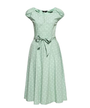 Let's talk about Dots! Mit diesem Swing Kleid mit Polka&Dots All-overPrint erfüllt Queen Kerosin den Traum einer jeden Vintage Queen. Ein absoluter Klassiker in Neuauflage! Der herzförmige Ausschnitt mit farblich angepasster Zierknopfleiste wird durch auf den Schultern ruhenden, leicht gerafften Kappenärmel feminin, verspielt in Szene gesetzt. Die taillierte Passform sowie der verstellbare abnehmbare Gürtel, welcher sich kess zu einer Schleife binden lässt, betont gekonnt die weiblichen Vorzüge. Ein unterlegter Resißverschluss am linken Rippenbogern erleichtert das Aus- und Ankleiden. Ab Taillenhöhe wird in eine fließende schwungvolle A-Linie, in typischer Midi-Länge übergeleitet, welche den charmanten Swing hervorhebt. Eckige Eingrifftaschen runden den authentischen 50s Look perfekt ab und verschaffen Stauraum für die nötigsten Kleinigkeiten. Hergestellt aus hochwertiger Bio-Baumwolle entsteht ein blickdichtes, luftiges Haut- und Tragegefühl unter dem Aspekt der Nachhaltigkeit. Kombiniert zu schwarzen Pumps und rotem Lippenstift ist dir ein unverwechselbarer Rockabella Auftritt garantiert.  QUEEN KEROSIN: Queen Kerosin steht für den amerikanischen Zeitgeist der 50er / 60er Jahre mit Rock'n'Roll Rockabilly, Motorrädern, Bikes, Hot Rod und allem was dazu gehört! Unsere Design mit Vintage Charme versetzen Dich zurück in die gute Zeit.DESIGN: Queen Kerosin präsentiert ihr Swing Kleid mit klassischem Polka&Dots All-over-Print. Die Neuauflage für den authentischen 50´s Vintage Look. Der charmante, herzförmige Ausschnitt mit Zierknopfleiste wird durch auf den Schultern ruhenden, leicht gerafften Kappenärmel stilvoll in Szene gesetzt.PASSFORM: Die feminin taillierte Passform sowie der verstellbare, abnehmbare Gürtel, welcher sich kess zu einer Schleife binden lässt, betont stilvoll die Vorzüge der weiblichen Silhouette. Ab Taillenhöhe wird in eine fließende, schwungvolle A-Linie, und die typisch Falten werfende Midi-Länge übergeleitet. Der unterlegte Reißverschluss am linken Rippenbogen erleichtert das Aus- und Ankleiden optimal.MATERIAL: Hergestellt aus hochwertiger, blickdichter, reiner Bio Baumwolle unter dem Aspekt der Nachhaltigkeit.KOMBINATIONSMÖGLICHKEITEN: Kombiniert zu schwarzen Pumps und rotem Lippenstift ist Dir ein unverwechselbarer Rockabella Auftritt garantiert.LIEFERUMFANG: Das Swing Kleid ist in den Größen XS S M L XL XXL 3XL und 4XL erhältlich.