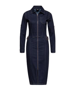 Dieses Pencil-Kleid im Workwear-Style von Queen Kerosin setzt die weibliche Figur gekonnt in Szene! Durch den Slim Fit wird die Silhouette perfekt hervorgehoben. Das angenehme Jeansgewebe aus Baumwolle mit leichtem Stretch liegt super auf der Haut auf und stellt einen hohen Tragekomfort sicher. Mit vielen Details wie die kontrastierenden Steppnähte, metallenen Schnallen in goldfarben, den Eingrifftaschen, sowie dem Schlitz am Saum kann das Jeanskleid Vintage-Liebhaber und Rockabilly Fans begeistern. Der 2-Wege-Reißverschluss in der Front, mit dem sich das Pencil Dress schließen lässt, ist teilbar und schafft gleichzeitig einen femininen Schlitz, der für tolle Bewegungsfreiheit sorgt. Mit verstellbaren  an den Seiten der Taille lässt sich der genaue Sitz anpassen und eine optimale Shape erzielen. Egal ob zu Boots oder zu sexy Pumps, mit diesem Kleid stehst Du im Mittelpunkt! Hörst Du schon das Rufen Deiner inneren Stimme? Brauch ich, will ich, krieg ich!  QUEEN KEROSIN: Rock'n'Roll, Rockabilly, Hot Rod, Tattoos, Biker,... Diese Attribute lassen sich auf den Lifestyle der 50er Jahre genau so gut wie auf die Kultmarke Queen Kerosin beziehen! Mit unseren authentischen Designs lassen wir das damalige Lebensgefühl heute wieder aufleben.DESIGN: Dieses sexy Pencil Jeanskleid von Queen Kerosin verführt jeden Vintage-Liebhaber! Es verfügt über einen durgehenden 2-Wege-Reißverschluss in der Front, verstellbare Schnallen an Träger und Taille sowie kontrastierende SteppnähtePASSFORM: Der super sexy Slim Fit betont gekonnt die weiblichen Kurven und mit den seitlichen Schnallen in der Taille sorgt für eine perfekte Shape MATERIAL: Der robuste Denim besteht aus Baumwolle mit Stretch Anteil für einen angenehmen TragekomfortKOMBINATIONSMÖGLICHKEITEN: Egal ob chic zu Pumps oder lässig zu Boots, mit diesem Kleid wirst Du sicherlich alle Blicke auf dich ziehen!LIEFERUMFANG: Dieses authentische Bleistift Jeanskleid ist in den Größen XS S M L XL und XXL erhältlich