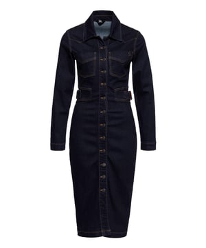 Dieses Pencilkleid im Workwear-Style von Queen Kerosin setzt die weibliche Figur gekonnt in Szene! Durch den Slim Fit wird die Silhouette perfekt hervorgehoben. Das angenehme Jeansgewebe aus Baumwolle mit leichtem Stretchanteil liegt super auf der Haut auf und stellt einen hohen Tragekomfort sicher.  Mit vielen Details wie die kontrastierenden Steppnähte, metallene Schnallen in bronzefarben, metallene Logo-Applikation auf der Brust sowie Brust- und Gesäßtaschen kann das Jeanskleid Vintage-Liebhaber und Rockabilly Fans begeistern. Die durchgehende Knopfleiste in der Front mit matten Metallknöpfen, ein klassischer Kragen und Ärmelabschlüsse mit Knöpfen ergänzen das Design.   Mit verstellbaren Schnallen an den Seiten der Taille lässt sich der genaue Sitz anpassen und eine optimale Shape erzielen. Egal ob zu Boots oder zu sexy Pumps, mit diesem Kleid stehst Du im Mittelpunkt! Hörst Du schon das Rufen Deiner inneren Stimme? Brauch ich, will ich, krieg ich!  QUEEN KEROSIN: Queen Kerosin steht für den amerikanischen Zeitgeist der 50er Jahre mit Rock'n'Roll Rockabilly, Motorrädern, Bikes, Hot Rod und allem was dazu gehört! Unsere Designs mit Vintage Charme bringen Dich zurück in die gute Zeit.DESIGN: Dieses Pencilkleid im Workwear-Style setzt die weibliche Figur gekonnt in Szene! Mit vielen Details wie die kontrastierenden Steppnähte, metallene Schnallen in bronzefarben, metallene Logo-Applikation auf der Brust sowie Brust- und Gesäßtaschen kann das Jeanskleid Vintage-Liebhaber und Rockabilly Fans begeistern. Die durchgehende Knopfleiste in der Front mit matten Metallknöpfen, ein klassischer Kragen und Ärmelabschlüsse mit Knöpfen ergänzen das Design.PASSFORM: Durch den Slim Fit wird die Silhouette perfekt hervorgehoben.MATERIAL: DAs angenehme Jeansgewebe aus Baumwolle mit leichtem Stretchanteil liegt super auf der Haut.