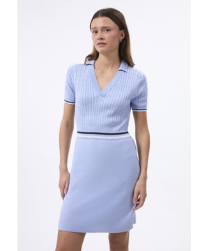 Das Felix Hardy Damenkleid ist eine perfekte Mischung aus Eleganz und modernem Stil und setzt bei jeder Gelegenheit ein Statement. Gefertigt aus hochwertigen Materialien, bietet dieses Kleid eine bequeme Passform und schmeichelt der Figur, sodass es sich für verschiedene Körpertypen eignet. Ob für einen entspannten Tag oder ein besonderes Event – das Felix Hardy Damenkleid lässt sich mühelos schick oder leger stylen. Mit durchdachten Details wie eleganten Ausschnitten, fließenden Röcken oder taillierten Schnitten sorgt es für einen stilvollen und selbstbewussten Auftritt. Ideal für Frauen, die zeitlose Mode mit modernem Flair schätzen.