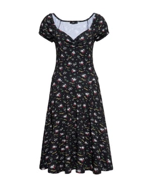 When the Kitty swing the Wild West! Mit diesem charmenten Swingkleid zieht Queen Kerosin eine jede Vintage-Quenn in ihren Bann. Der unverwechselbare "Cowgirl-Kitty" All-over-Print macht es definitiv zu einem Glanzstück in der neuen Kollektion. Die feminine Raffung an Ärmelabschlüssen und Ausschnitt betonen den verspielten Reiz der 50er Jahre. Die sexy, taillierte Passform umspielt gekonnt die Vorzüge der weiblichen Silhouette. Ab Taillenhöhe wird in eine fließende, schwungvolle A-Linie, Midi-Länge übergeleitet, welche den charakteristischen, charmanten Swing verleiht. Durch die hochwertige, angenehm weiche Baumwoll-Elastan-Mischung entsteht ein blickdichtes, luftiges Haut- und Tragegefühl. Mit schwarzen Pumps und authentisch mit Lederjacke zauberst du in hanumdrehen ein rockiges verspieltes Rockabella Outfit mit Wiedererkennungswert.  QUEEN KEROSIN: Queen Kerosin steht für den amerikanischen Zeitgeist der 50er / 60er Jahre mit Rock'n'Roll Rockabilly, Motorrädern, Bikes, Hot Rod und allem was dazu gehört! Unsere Design mit Vintage Charme versetzen Dich zurück in die gute Zeit.DESIGN: When the Kitty swing the Wild West! Mit diesem charmenten Swingkleid zieht Queen Kerosin eine jede Vintage-Quenn in ihren Bann. Der unverwechselbare "Cowgril-Kitty" All-over-Print macht es definitiv zu einem Galnzstück in der neuen Kollektion.PASSFORM: Die sexy taillierte Passform umspielt, charakteristisch "50´s like" die weibliche Silhouette. Ab Taillenhöhe wird in eine fließende, schwungvolle A-Linie, und die typisch Falten werfende Midi-Länge übergeleitet.MATERIAL: Durch die hochwertige, angenehm weiche Baumwoll-Elastan-Mischung entsteht ein blickdichtes, luftiges Haut- und Tragegefühl.KOMBINATIONSMÖGLICHKEITEN: Mit schwarzen Pumps und authentisch mit Lederjacke zauberst du in hanumdrehen ein rockiges verspieltes Rockabella Outfit mit Wiedererkennungswert.LIEFERUMFANG: Das Swing Kleid ist in den Größen XS S M L XL XXL 3XL und 4XL erhältlich.