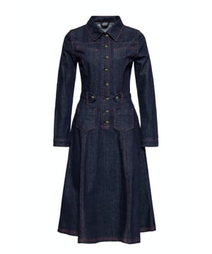 Authentic... stylish.... Western Chic of the 50s! Mit diesem klassischen, authentischen Jeanskleid im 50er Jahre Western-Style von Queen Kerosin trifft jede Rockabella definitiv immer die richtige Wahl ; )! Farblich kontrastierte Nähte setzen ein dezentes Highlight. Die Passung ist Slim-Fit, welche durch eine schwungvolle A-Linie im legeren "Swing" und einer Midi-Länge im Rockbereich endet. Das Langarmkleid hat einen Reverskragen anschließender Knopfleiste, welche im Dekolletee beginnt und in Bauchnabelhöhe endet. Der abnehmbare Gürtel umspielt gekonnt die feminine Taille. Die seitlichen Eingriffstaschen, Gesäßtaschen sowie aufgesetzte Brusttaschen verleihen dem ganzen einen lässigen Akzent. Die Kombination aus Baumwolle und einem leichten Anteil an Stretch sorgen für ein angenehmes, bequemes Tragegefühl. Ob klassisch zu Cowboystiefeln, zum nächsten Line-Dance oder doch lieber extravaganter zu Pumps, mit diesem Vintage Allrounder wird es ein stilsicherer Auftritt ; )  QUEEN KEROSIN: Rock'n'Roll, Rockabilly, Hot Rod, Tattoos, Biker,... Diese Attribute lassen sich auf den Lifestyle der 50er Jahre genauso gut wie auf die Kultmarke Queen Kerosin beziehen! Mit unseren authentischen Designs lassen wir das damalige Lebensgefühl heute wieder aufleben. DESIGN: Dieses figurbetonte Langarm Denim Kleid im Western-Style von Queen Kerosin ist ein absolutes Must-have für jeden Vintage-Liebhaber! Kontrasnähte setzen ein dezentes Highlight. PASSFORM: Der Slim-Fit bis zur Taille im Übergang zu einer A-Linie im Rockbereich betont gekonnt die weiblichen Kurven, welcher durch einen abnehmbaren Taillengürtel optimal unterstützt wird. Seitlichen Eingriffstaschen, aufgesetzte Brusttaschen sowie Gesäßtaschen verleihen eine gewisse Lässigkeit. MATERIAL: Der robuste Denim besteht aus Baumwolle mit leichten Stretch Anteil, welcher für einen angenehmen Tragekomfort sorgt. KOMBINATIONSMÖGLICHKEITEN: Ob klassisch zu Cowboystiefeln oder chic zu deinen Lieblings-Pumps wird es ein legendärer Auftritt ; ) LIEFERUMFANG: Dieses Workwear Jeanskleid ist in den Größen XS S M L XL & 4XL erhältlich.
