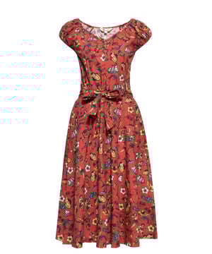 The authentic Rockabella hawaiian Swing! Queen Kerosin präsentiert ihr authentisches Swing Kleid für waschechte Rockabella´s und Vintage Liebhaberinnen. Der charmante, herzförmige Ausschnitt mit Zierknopfleiste wird durch auf den Schultern ruhenden, leicht gerafften Kappenärmel stilvoll in Szene gesetzt. Die feminin taillierte Passform sowie der verstellbare, abnehmbare Gürtel, welcher sich kess zu einer Schleife binden lässt, betont stilvoll die weibliche Silhouette. Ab Taillenhöhe wird in eine fließende schwungvolle A-Linie, in typische Midi-Länge übergeleitet, welche den klassischen Swing verleiht. Der unterlegte Reißverschluss am linken Rippenbogen erleichtert das Aus- und Ankleiden optimal. Aufgesetzte Eingrifftaschen sowie der unverwechselbare, tropische All-Over-Print im "Hawaii-Tattoo" Style runden den 50s Look perfekt ab und machen das Kleid zu einem absoluten Must-have der neuen Kollektion. Hergestellt aus hochwertiger reiner Baumwolle entsteht auch an heißen Tagen oder Partynächten ein blickdichtes, luftiges Haut- und Tragegefühl. Kombiniert mit schwarzen Pumps und provokant zu Lederjacke verwandelst du dich im Handumdrehen in eine sexy Rockabella-Queen.  QUEEN KEROSIN: Queen Kerosin steht für den amerikanischen Zeitgeist der 50er / 60er Jahre mit Rock'n'Roll Rockabilly, Motorrädern, Bikes, Hot Rod und allem was dazu gehört! Unsere Design mit Vintage Charme versetzen Dich zurück in die gute Zeit.DESIGN: Swing Kleid mit All-over-Print im "Hawaii-Tattoo" Stil im authentischem 50´s Rockabilly Look. Der charmante, herzförmige Ausschnitt mit Zierknopfleiste wird durch auf den Schultern ruhenden, leicht gerafften Kappenärmel stilvoll in Szene gesetzt.PASSFORM: Die feminin taillierte Passform sowie der verstellbare, abnehmbare Gürtel, welcher sich kess zu einer Schleife binden lässt, betont stilvoll die weibliche Silhouette. Ab Taillenhöhe wird in eine fließende schwungvolle A-Linie, in typische Midi-Länge übergeleitet, welche den klassischen Swing verleiht. Der unterlegte Reißverschluss am linken Rippenbogen erleichtert das Aus- und Ankleiden optimal.MATERIAL: Hergestellt aus hochwertiger, blickdichter, reiner Bio Baumwolle.KOMBINATIONSMÖGLICHKEITEN: Kombiniert mit schwarzen Pumps und provokant zu Lederjacke verwandelst du dich im Handumdrehen in eine sexy Rockabella-Queen.LIEFERUMFANG: Das Swing Kleid ist in den Größen XS S M L XL XXL 3XL und 4XL erhältlich.