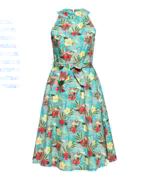 Entdecke das Queen Kerosin Sommer Swing-Kleid, das dich im Vintage-Stil der 50er Jahre verzaubert. Hergestellt aus reiner Bio-Baumwolle bietet es nicht nur ein angenehmes Tragegefühl, sondern auch eine nachhaltige Wahl. Der All-Over-Print mit floralen Motiven bringt tropische Vibes in deine Garderobe. Der halbhohe Turtle Neck verleiht einen Hauch von Eleganz, während der Swing-Rock und die Midi-Länge deinen femininen Look unterstreichen. Der abnehmbare Bindeband an der Taille ermöglicht es dir, deine Silhouette zu betonen, während die seitlichen, nahezu unsichtbaren Eingrifftaschen praktischen Stauraum bieten. Ein Reißverschluss hinten ermöglicht ein einfaches An- und Ausziehen. Perfekt für Rockabellas und alle, die den Charme vergangener Zeiten lieben.  QUEEN KEROSIN: Du liebst und lebst den Lifestyle der amerikanischen 50er Jahre? Du stehst auf Hot Rod, Motorräder, Biker, Rock'n'Roll, Tattoos, Rockabilly und alles was dazu gehört? Wir auch! Wir kombinieren authentische Designs im vintage und retro Stil mit hochwertigen Materialen für ein tolles Tragegefühl und top Qualität. So kannst Du die wilden, rockigen Zeiten der 50's erneut zum Leben erwecken!DESIGN: Charakteristisches und authentisches Damen Swing Kleid von Queen Kerosin, mit tropischem Blumenmuster, seitliche Eingrifftaschen, verstellbarem, abnehmbarem Taillengürtel im Vintage-Stil.PASSFORM: Femininer und lässiger Style durch den slim fit Schnitt.MATERIAL: Aus robuste, hautfreundliche Bio-Baumwolle.KOMBINATIONSMÖGLICHKEITEN: Besonders gut kombinierbar zu Pumps oder Lederjacke.LIEFERUMFANG: Das Swingkleid ist in den Größen XS S M L XL XXL 3XL und 4XL erhältlich.