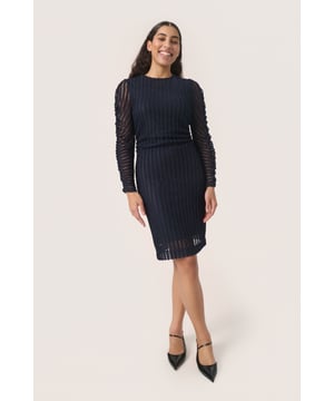 Slim fit,Mitte des Oberschenkels,Lange Ärmel  Schonwäsche 30°, Nicht bleichen, Nicht im Trockner trocknen, Tropnass aufhängen, Nicht bügeln, Nicht trockenreinigen  95% Polyester,5% Elasthan