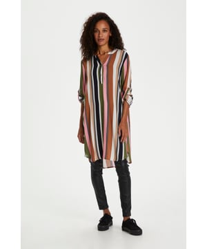 Regular fit,Net boven de knie,Lange mouwen  Fijne was 30°, niet bleken, niet in de droger drogen, Liggend laten drogen in de schaduw, warm strijken max. 150° C, Chemisch laten reinigen.  100% Viscose (LENZING™ ECOVERO™)