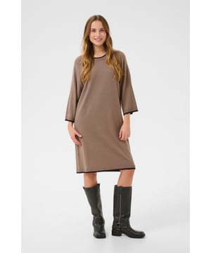 Casual fit,Boven de knie,3/4 mouwen  Fijne was 30°, niet bleken, niet in de droger drogen, Liggend laten drogen in de schaduw, koud strijken max. 110° C, Droogreiniging  50% Viscose,28% Polyester,22% Polyamide