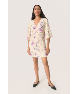 Loose fit,Boven de knie,Korte mouwen  Fijne was 30°, niet bleken, niet in de droger drogen, Druipnat ophangen, koud strijken max. 110° C, Droogreiniging  100% Viscose (LivaEco™)