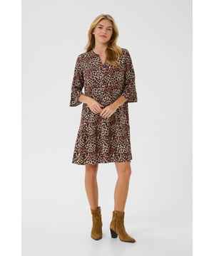 Kim,Loose fit,Boven de knie,3/4 mouwen  Fijne was 30°, niet bleken, niet in de droger drogen, Druipnat ophangen in de schaduw, koud strijken max. 110° C, Droogreiniging  55% Viscose (LENZING™ ECOVERO™),45% Viscose