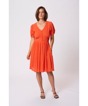 Regular fit,Boven de knie,Korte mouwen  Fijne was 30°, niet bleken, niet in de droger drogen, Liggend laten drogen in de schaduw, koud strijken max. 110° C, Chemisch laten reinigen.  100% Viscose (LENZING™ ECOVERO™)