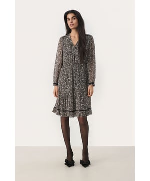 Loose fit,Net boven de knie,Lange mouwen  Fijne was 30°, niet bleken, niet in de droger drogen, Druipnat ophangen in de schaduw, warm strijken max. 150° C, Niet droog reinigen  100% Viscose