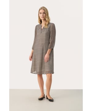 Regular fit,Net boven de knie,3/4 mouwen  Fijne was 30°, niet bleken, niet in de droger drogen, Druipnat ophangen in de schaduw, warm strijken max. 150° C,   100% Viscose