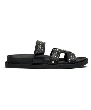 Die SOLESISTER Hope Stud Footbed bringt mÃ¼helosen Komfort in Ihre Sommergarderobe. Diese eleganten schwarzen Slides verfÃ¼gen Ã¼ber ein FuÃŸbett-Design mit Noppen, das beim Gehen eine dezente Textur verleiht, ergÃ¤nzt durch einen praktischen Klettverschluss-Riemen, der jedes Mal fÃ¼r die perfekte Passform sorgt. Die Kunstleder-Konstruktion hÃ¤lt sie leicht und pflegeleicht, wodurch sie ideal fÃ¼r entspannte Stunden am Pool oder lÃ¤ssige StadtspaziergÃ¤nge sind.