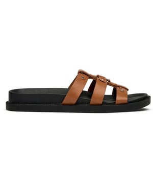 Die SOLESISTER Honey Footbed bringt mÃ¼helosen Sommerstil in Ihre Alltagsgarderobe. Diese braunen Slides verfÃ¼gen Ã¼ber ein bequemes Design mit runder Zehenpartie und eine glatte Kunstleder-Konstruktion, die sowohl langlebig als auch pflegeleicht ist. Das gepolsterte FuÃŸbett sorgt fÃ¼r ganztÃ¤gigen Komfort, egal ob Sie Besorgungen machen oder am Pool entspannen. Schlicht, vielseitig und unbestreitbar schick.