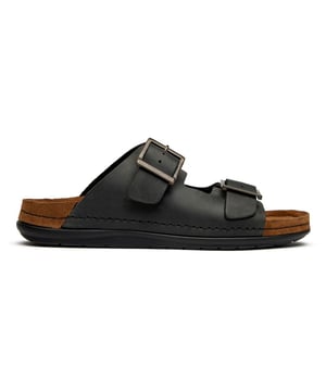 Estas chanclas de piel negra de LOTUS combinan un estilo sencillo con una comodidad práctica. Su diseño de doble tira ofrece un ajuste seguro, mientras que la plantilla acolchada garantiza un uso duradero, ya sea para ir a la playa o para hacer recados el fin de semana. Con una suela de goma con agarre para una tracción fiable, las chanclas St Ives demuestran que el calzado informal no tiene por qué renunciar a la calidad artesanal.