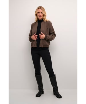 Loose fit,Lange Ärmel  Schonwäsche 30°, Nicht bleichen, Nicht im Trockner trocknen, Tropnass aufhängen im Schatten, Kalt bügeln max. 110° C, Trockenreinigung  64% Polyester (Recycelt),33% Viskose,3% Elasthan