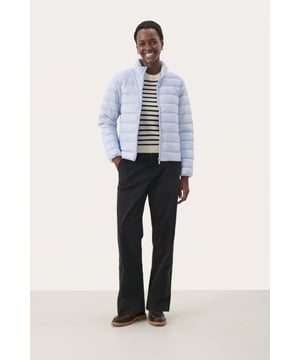 Classic fit,Lange Ärmel  30° waschbar, Nicht bleichen, Trocknen im Trockner schonend, Tropnass aufhängen im Schatten, Nicht bügeln, Nicht trockenreinigen  100% Polyamid (Recycelt)