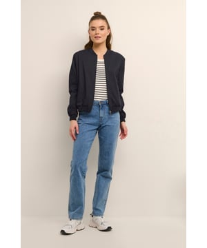 Relaxed fit,Lange Ärmel  Schonwäsche 30°, Nicht bleichen, Nicht im Trockner trocknen, Tropnass aufhängen im Schatten, Kalt bügeln max. 110° C, Trockenreinigung  38% Polyester,30% Baumwolle,30% Viskose,2% Elasthan