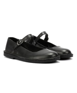Klassische Mary Jane Schuhe mit weichen Premium-Leder-Obermaterialien für einen zeitlosen, eleganten Look. Mit verstellbarem Schnallenverschluss für eine sichere Passform und einer strapazierfähigen Kreppsohle für ganztägigen Komfort. Ideal für den täglichen Gebrauch oder festliche Anlässe.