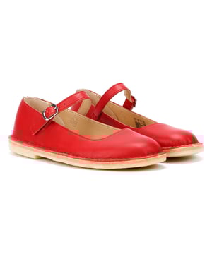 Klassische Mary Jane Schuhe mit weichen, hochwertigen Leder-Obermaterialien für einen zeitlosen, eleganten Look. Mit verstellbarem Schnallenverschluss für eine sichere Passform und einer strapazierfähigen Kreppsohle für ganztägigen Komfort. Ideal für den täglichen Gebrauch oder festliche Anlässe.