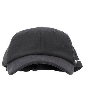Empfohlener Verkaufspreis
Die Jacquemus Baseballkappe mit Logostickerei verleiht einem Streetwear-Klassiker gehobenen Minimalismus. Sie ist aus schwarzer Baumwolle gefertigt und mit farblich abgestimmten Nähten versehen. Das kontrastfarbene Logostickerei-Logo auf der Vorderseite und der verstellbare Riemen mit Schnalle hinten sorgen für perfekten Sitz. Lässig, schlicht und unverkennbar Jacquemus.


Jacquemus Baseballkappe mit Logostickerei aus schwarzer Baumwolle
Zustand: Ausgezeichnet

Gebrauchsspuren: Unbenutzt oder einmal getragen, aber wie neu. Keine Gebrauchsspuren.

Verpackung: Keine
Farbe: Schwarz
Material: Baumwolle
Größe: Einheitsgröße
Maße: Höhe: 130 cm; Länge: 600 cm
Artikelnummer: NAPPUFRAC476978W
