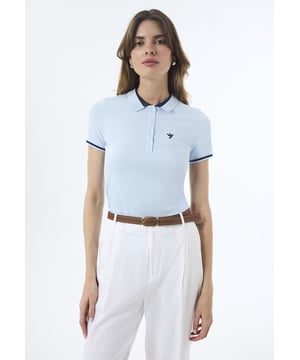 Das Felix Hardy Damen-Poloshirt mit kurzen Ärmeln ist die perfekte Kombination aus lässiger Eleganz und Komfort. Aus weichem, atmungsaktivem Stoff gefertigt, sorgt es für ein leichtes und luftiges Gefühl, ideal für den ganzen Tag. Der klassische Polokragen und die Knopfleiste bieten einen zeitlosen Look, während die taillierte Passform die Silhouette betont und für eine schmeichelhafte Form sorgt. Die kurzen Ärmel ermöglichen freie Bewegung, wodurch es sowohl für legere Ausflüge als auch für gepflegte Anlässe vielseitig einsetzbar ist. Dieses Poloshirt ist ein unverzichtbares Kleidungsstück, das einen schicken, aber entspannten Stil bietet und mühelos mit Jeans, Röcken oder Shorts kombiniert werden kann.