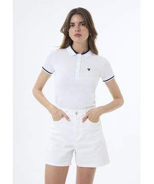 Das Felix Hardy Damen-Poloshirt mit kurzen Ärmeln ist die perfekte Kombination aus lässiger Eleganz und Komfort. Aus weichem, atmungsaktivem Stoff gefertigt, sorgt es für ein leichtes und luftiges Gefühl, ideal für den ganzen Tag. Der klassische Polokragen und die Knopfleiste bieten einen zeitlosen Look, während die taillierte Passform die Silhouette betont und für eine schmeichelhafte Form sorgt. Die kurzen Ärmel ermöglichen freie Bewegung, wodurch es sowohl für legere Ausflüge als auch für gepflegte Anlässe vielseitig einsetzbar ist. Dieses Poloshirt ist ein unverzichtbares Kleidungsstück, das einen schicken, aber entspannten Stil bietet und mühelos mit Jeans, Röcken oder Shorts kombiniert werden kann.