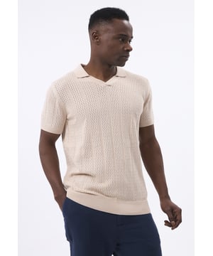 Bringen Sie Ihre Garderobe auf ein neues Level mit der perfekten Kombination aus Komfort und zeitlosem Stil. Dieses kurzärmelige Hemd von Felix Hardy besteht aus 100 % hochwertiger Baumwolle und bietet Atmungsaktivität sowie ein weiches Tragegefühl – ideal für warme Tage. Der leichte, gewebte Baumwollstoff sorgt für optimale Luftzirkulation, hält Sie kühl und verleiht gleichzeitig einen gepflegten Look. Die kurzen Ärmel und die taillierte Passform machen es vielseitig einsetzbar – perfekt für sowohl legere als auch semi-formelle Anlässe. Mit einer langlebigen, hochwertigen Verarbeitung bietet dieses Hemd eine lange Lebensdauer und behält auch nach mehreren Wäschen seine Form und Farbe. Ob mit Chinos für einen smart-casual Look oder mit Jeans für einen entspannten Stil – dieses Hemd passt sich mühelos jeder Gelegenheit an.