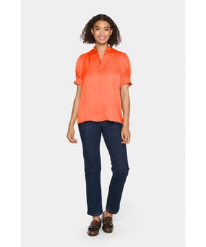 Regular fit,Korte mouwen  Wassen op 30°, niet bleken, niet in de droger drogen, Druipnat ophangen in de schaduw, koud strijken max. 110° C, Niet droog reinigen  100% Polyester