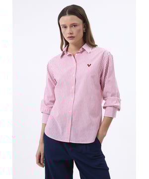 Das Felix Hardy Oversize Damenhemd mit langen Ärmeln und Streifen vereint zeitlosen Stil mit modernem Komfort. Aus weichem, atmungsaktivem Stoff gefertigt, bietet dieses Hemd eine bequeme Passform und bewahrt dennoch einen gepflegten Look. Das klassische Streifenmuster verleiht einen Hauch von Raffinesse und macht es sowohl für berufliche als auch für legere Anlässe geeignet. Mit einer Knopfleiste vorne und einem scharfen Kragen bietet es eine strukturierte, schmeichelhafte Silhouette. Die langen Ärmel können für einen entspannteren Look hochgekrempelt werden, was Vielseitigkeit für verschiedene Anlässe bietet. Ob kombiniert mit Hosen, Röcken oder Jeans, dieses gestreifte Hemd ist ein vielseitiges Garderobenstück, das Stil und Komfort mühelos vereint.