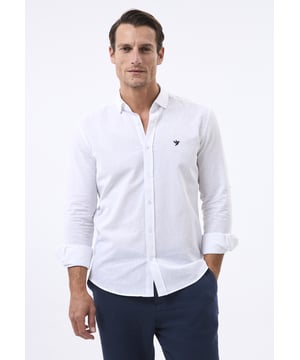 Das Felix Hardy Herren Basic-Hemd – ein zeitloses Essential für jede Garderobe. Gefertigt aus hochwertigem, atmungsaktivem Stoff bietet dieses Hemd ultimativen Komfort und einen gepflegten Look. Dank seines schlichten, minimalistischen Designs mit klassischem Kragen und durchgehender Knopfleiste ist es sowohl für legere als auch formelle Anlässe vielseitig einsetzbar. Die taillierte Passform sorgt für eine elegante Silhouette, während das leichte Material ganztägigen Tragekomfort gewährleistet. Ob lässig mit Jeans oder elegant mit Stoffhosen kombiniert – dieses Basic-Hemd ist die perfekte Grundlage für mühelosen Stil.