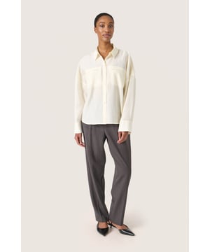 Regular fit,Lange mouwen  Fijne was 30°, niet bleken, niet in de droger drogen, Druipnat ophangen in de schaduw, koud strijken max. 110° C, Droogreiniging  85% Lyocell ( TENCEL™),15% Polyamide