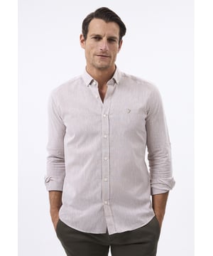 Das Felix Hardy Herren Basic-Hemd – ein zeitloses Essential für jede Garderobe. Gefertigt aus hochwertigem, atmungsaktivem Stoff bietet dieses Hemd ultimativen Komfort und einen gepflegten Look. Dank seines schlichten, minimalistischen Designs mit klassischem Kragen und durchgehender Knopfleiste ist es sowohl für legere als auch formelle Anlässe vielseitig einsetzbar. Die taillierte Passform sorgt für eine elegante Silhouette, während das leichte Material ganztägigen Tragekomfort gewährleistet. Ob lässig mit Jeans oder elegant mit Stoffhosen kombiniert – dieses Basic-Hemd ist die perfekte Grundlage für mühelosen Stil.