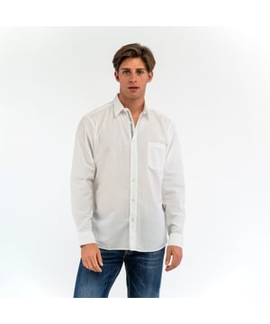 Elegantie en sportieve stijl komen samen in de herenoverhemden van BIKKEMBERGS. Ze zijn gemaakt van hoogwaardige materialen en hebben een moderne pasvorm en opvallende details die de stedelijke ziel van het merk weerspiegelen.