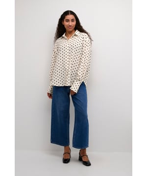 Loose fit,Lange Ärmel  30° waschbar, Nicht bleichen, Nicht im Trockner trocknen, Tropnass aufhängen im Schatten, Warm bügeln max. 150° C, Trockenreinigung  100% Polyester