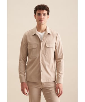 Vervollständigt Ihr Outfit und sollte in keiner Garderobe fehlen: Dieses Overshirt aus der "SMART CASUAL" Kollektion von Seidensticker überzeugt durch In-Szene-setzen Ihrer Figur. Es kann in der Freizeit, im Homeoffice, im Büro oder bei Veranstaltungen getragen werden. Der besonders hochwertig gewebte Twill ist aus einer Baumwollmischung, bequem zu tragen und mit schräg umlaufender Struktur außerordentlich griffig. Als Regular Schnitt liegt das Overshirt leger und weniger eng an und schafft so optimalen Tragekomfort. Entdecken Sie mit diesem Accessoire ganz neue Kombinationsmöglichkeiten. Bei diesem Langarm-Overshirt werden Stilsicherheit und Eleganz besonders hervorgehoben. Weitenverstellbare Manschetten runden das Gesamtbild ab. Durch Einstück-Kragen wird der smarte Charakter besonders hervorgehoben. Obendrein ist eine Brusttasche aufgenäht worden.