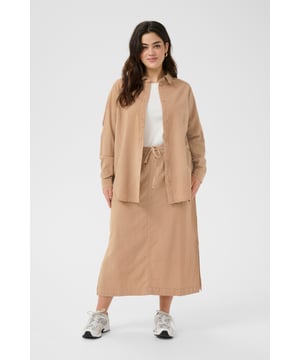 Regular fit,Lange mouwen  Wassen op 30°, niet bleken, drogen in droger behoedzaam, Druipnat ophangen in de schaduw, warm strijken max. 150° C, Droogreiniging  100% Katoen