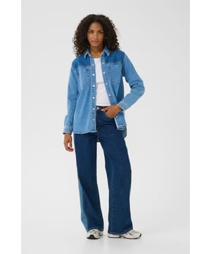 Loose fit,Lange Ärmel  30° waschbar, Nicht bleichen, Nicht im Trockner trocknen, Tropnass aufhängen im Schatten, Warm bügeln max. 150° C, Trockenreinigung  67% Baumwolle,29% Polyester,2% Elasthan,2% Viskose