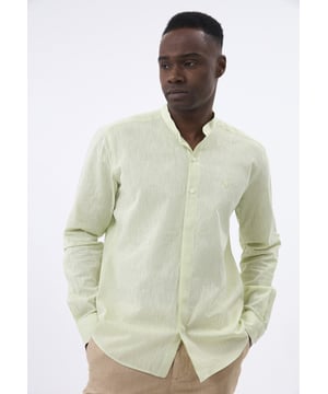Das Felix Hardy Herren Basic-Hemd – ein zeitloses Essential für jede Garderobe. Gefertigt aus hochwertigem, atmungsaktivem Stoff bietet dieses Hemd ultimativen Komfort und einen gepflegten Look. Dank seines schlichten, minimalistischen Designs mit klassischem Kragen und durchgehender Knopfleiste ist es sowohl für legere als auch formelle Anlässe vielseitig einsetzbar. Die taillierte Passform sorgt für eine elegante Silhouette, während das leichte Material ganztägigen Tragekomfort gewährleistet. Ob lässig mit Jeans oder elegant mit Stoffhosen kombiniert – dieses Basic-Hemd ist die perfekte Grundlage für mühelosen Stil.