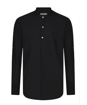 Das Felix Hardy Herren Basic-Hemd – ein zeitloses Essential für jede Garderobe. Gefertigt aus hochwertigem, atmungsaktivem Stoff bietet dieses Hemd ultimativen Komfort und einen gepflegten Look. Dank seines schlichten, minimalistischen Designs mit klassischem Kragen und durchgehender Knopfleiste ist es sowohl für legere als auch formelle Anlässe vielseitig einsetzbar. Die taillierte Passform sorgt für eine elegante Silhouette, während das leichte Material ganztägigen Tragekomfort gewährleistet. Ob lässig mit Jeans oder elegant mit Stoffhosen kombiniert – dieses Basic-Hemd ist die perfekte Grundlage für mühelosen Stil.